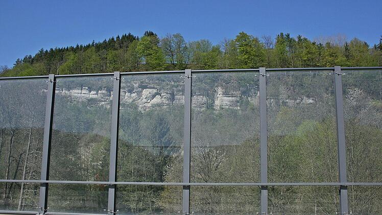 Die L&auml;rmschutzwand vor dem herrlichen FelspanoramaMaria L&ouml;ffler