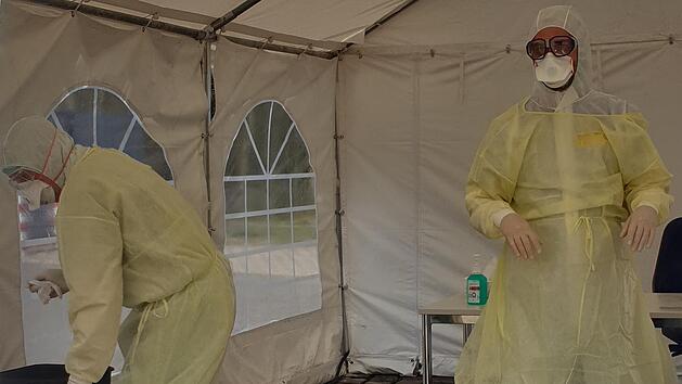 Bilder wie man sie hierzulande höchstens aus Filmen kannte: Im Zuge der Corona-Pandemie wird im März 2020 vor der Franz-von-Prümmer-Klinik ein Zelt für Corona-Verdachtsfälle eingerichtet. Das Klinik-Personal trägt volle Schutzmontur. Foto: Archiv/Sabine Hein