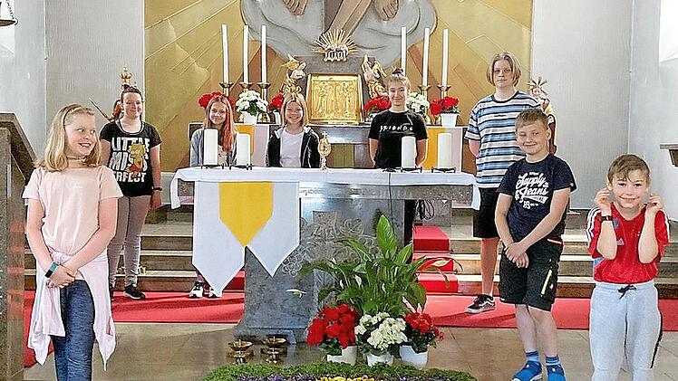 Stolz können sie sein auf ihren wunderschönen Blumenteppich. Im Hintergrund die Ministranten und vorne von links Marie Wunder, Felix Deuerling und Moritz Förtsch
