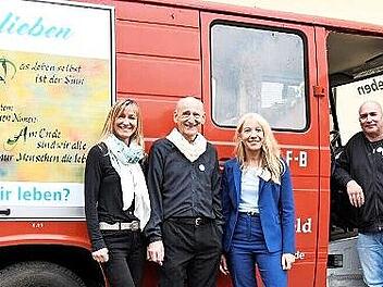 Uta Galuska (von links) , Dr. Joachim Galuska, Iris Vollert und Heiko Benning vor dem umgebauten Feuerwehrauto.