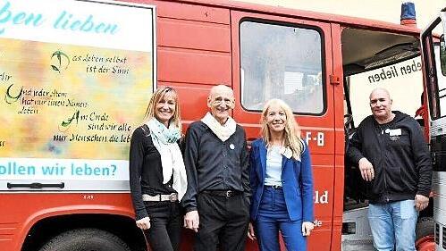 Uta Galuska (von links) , Dr. Joachim Galuska, Iris Vollert und Heiko Benning vor dem umgebauten Feuerwehrauto.