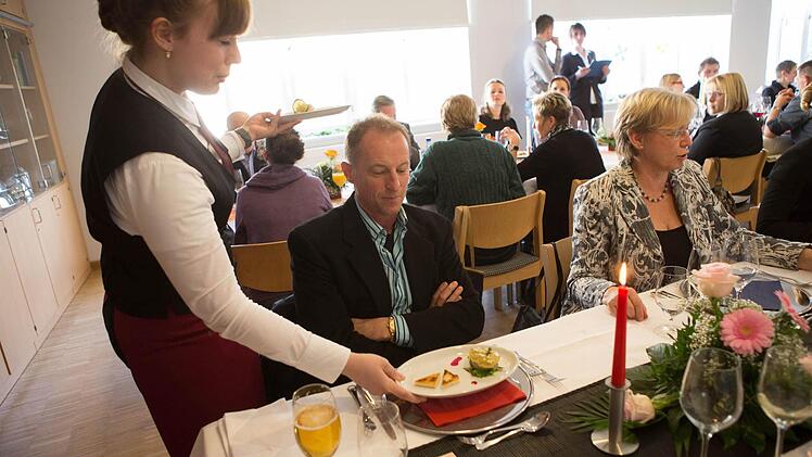 Service-Siegerin Irina Gerstenberg bedient Georg Höhn.  Foto: Barbara Herbst