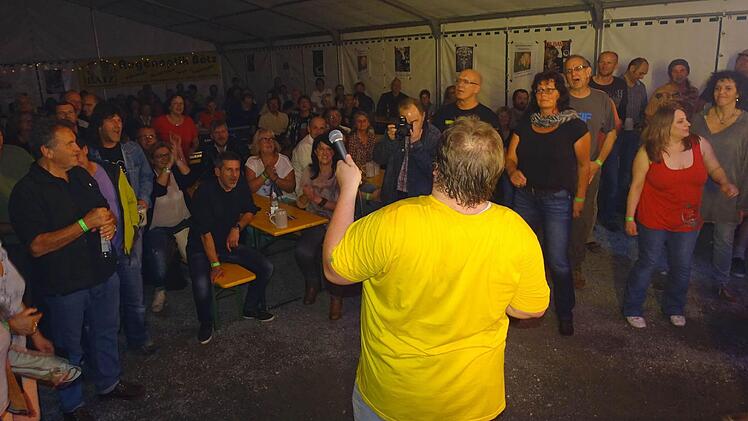 Keine Frage - die Fans lauschten gern dem Blues von Back on the Road-Sänger Guido Vom Flockenberg (mitte)