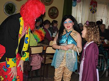 Clown Martin Raber unterhält sich mit Prinzessinnen  Foto: Sonja Werner