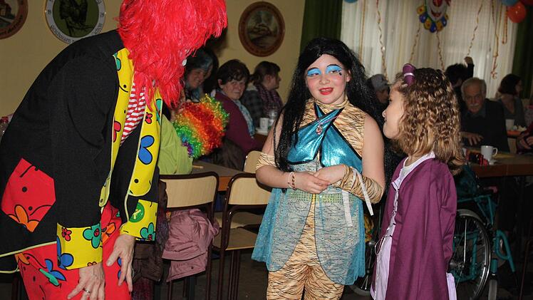 Clown Martin Raber unterhält sich mit Prinzessinnen  Foto: Sonja Werner