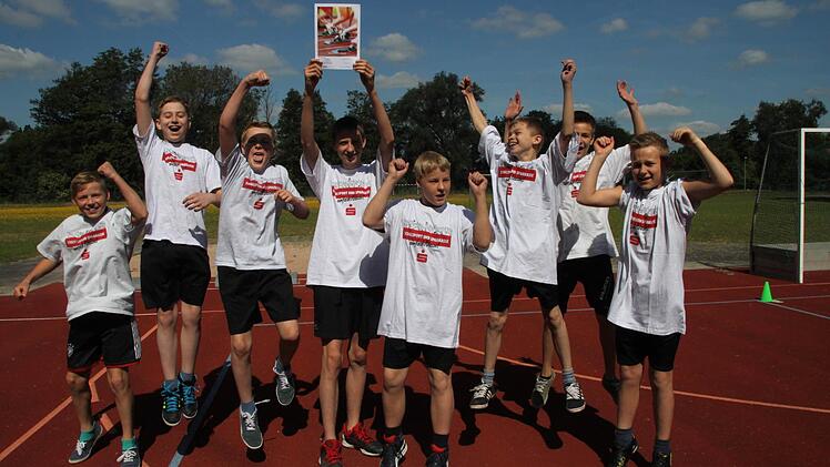 Das erfolgreiche Team der Mittelschule Mainleus freut sich über den Sieg im Bezirksfinale des Bodensee-Schulcups: (von links) Max Geißler, Matthias Ferch, Elias Goller, Ike-Andrew Zeller, Tobias Heiert, Axel Teller, Justin Rüdinger, André Schubert. Es fehlen Justin Reiers und Imam Oguzhan. Foto: Jürgen Gärtner