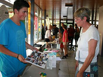 Jan Zehe (links) kann sich zwei Berufe für sich vorstellen: Kinderpfleger oder Fotograf. Welche Erfahrungen er beim Hineinschnuppern in diese Berufe gemacht hat, stellte er bei einem Projekttag vor. Foto: Gabriele Sell