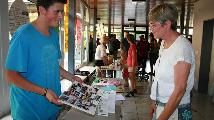 Jan Zehe (links) kann sich zwei Berufe für sich vorstellen: Kinderpfleger oder Fotograf. Welche Erfahrungen er beim Hineinschnuppern in diese Berufe gemacht hat, stellte er bei einem Projekttag vor. Foto: Gabriele Sell