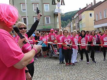 Sylvie Lenourrichel aus dem befreundeten Département Calvados (Frankreich) gibt den Startschuss. Foto: Barbara Herbst