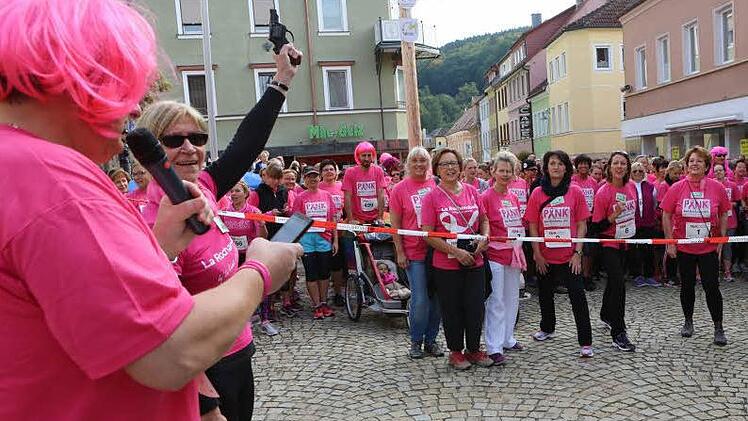 Sylvie Lenourrichel aus dem befreundeten Département Calvados (Frankreich) gibt den Startschuss. Foto: Barbara Herbst