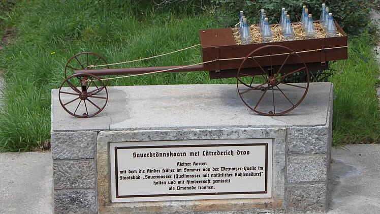 Ein nachgebautes Exemplar des "Sauerbrönnskärrnje" hat die Firma Prause auf einem Sockel in der Sinn aufgestellt. Foto: Ulrike Müller