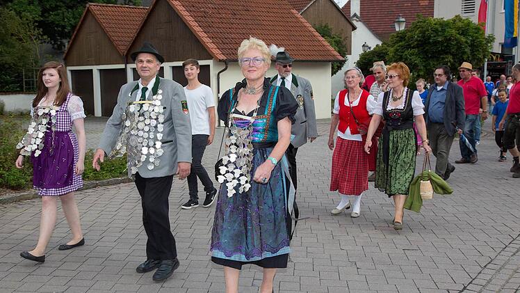 In seiner Doppelfunktion als Schützenkönig und Festwirt marschierte Hans-Jürgen Schug im Festzug mit. Foto: Klaus Gage