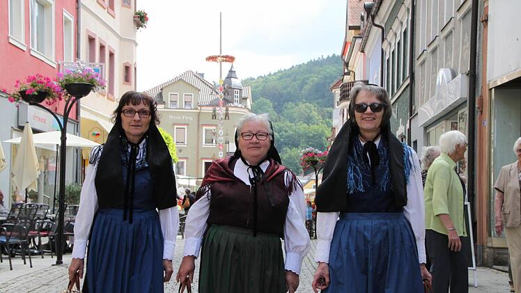 Geschmückt und blitzeblank präsentierte sich die Kurstadt den Besuchern während der Unterfränkischen Kulturtage, die vom 9. bis 17. Juli stattfanden. Stilecht: Karin Neuland (von links), Anneliese Roth und Gabriele Floth in der Tracht der evangelischen Kirchgemeinde Geroda-Platz. Foto: U. Müller