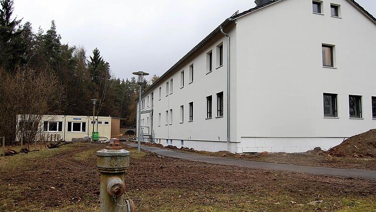Noch müssen die Mitarbeiter der Autobahnmeisterei im Schatten des Sanierungsbaues in Containern ausharren. Foto: Sigismund von Dobschütz