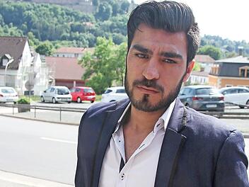 Saheel Smeekeil (25) steht mit traurigem Blick vor der Heizungs- und Sanitärfirma in der Blaich. Er hofft noch immer darauf, dort seine Ausbildung fertig machen zu dürfen. Foto: Sonny Adam