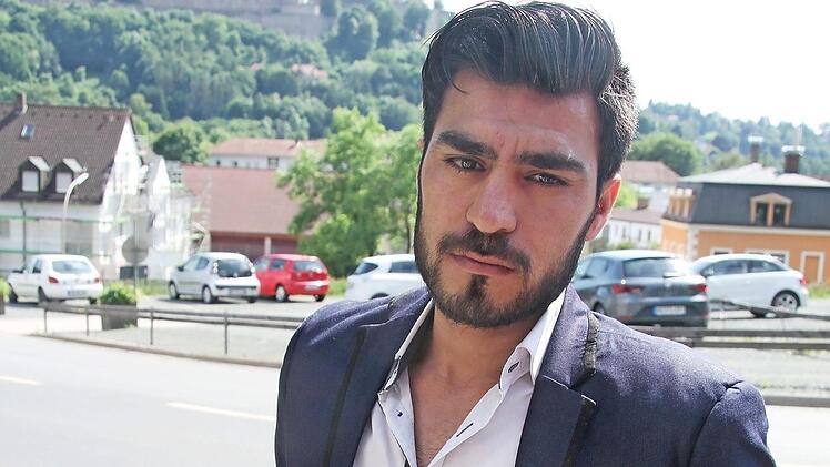 Saheel Smeekeil (25) steht mit traurigem Blick vor der Heizungs- und Sanitärfirma in der Blaich. Er hofft noch immer darauf, dort seine Ausbildung fertig machen zu dürfen. Foto: Sonny Adam