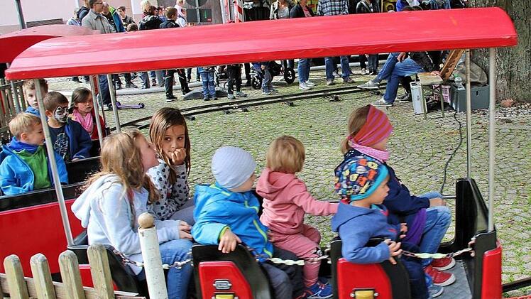 Ein besonderer Spaß war für kleine Buben und Mädchen die Eisenbahn. Alle durften gratis fahren, denn die Stadt übernahm wieder die Kosten dafür. Foto: Dieter Britz