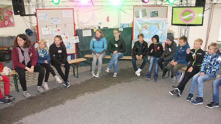 Viele Infos gibt es im "Weltfairänderer"-Zelt, hier für eine fünfte Klasse der Realschule Ebern von Mitarbeiterinnen der kirchlichen Jugendarbeit der Diözese Würzburg mit Bildungsreferentin Verena Hack (Vierte von links) an der Spitze. Foto: Helmut Will