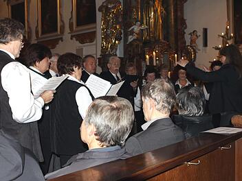 Auch in diesem Jahr hat der Volkschor Kronach zu einem weihnachtlichen Singen in die Klosterkirche eingeladen. Unter der Leitung der neuen Dirigentin Sabine Hempfling hatte man ein umfangreiches Programm dargeboten. Michael Wunder