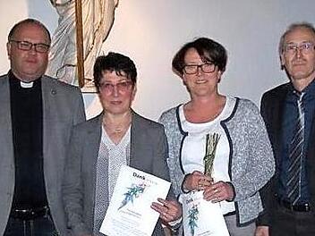 Pfarrer Gerd Greier (von links) verabschiedete Petra Wedler und Doris Metz als Pfarrgemeinderätinnen. Burkard Bayer bedankte sich für ihre Arbeit.  Foto: Wilfried Albert