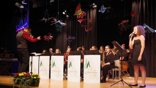 Chiara Mitter beeindruckte mit einem gro&szlig;artigen Solo zu "Nightand Day", gemeinsam dargeboten mit der Big Band. Foto: Heike Sch&uuml;lein