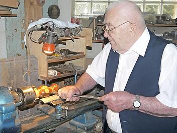 Jubilar Alfred Fehn in der Werkstatt beim Drechseln Foto: Hubert Martin