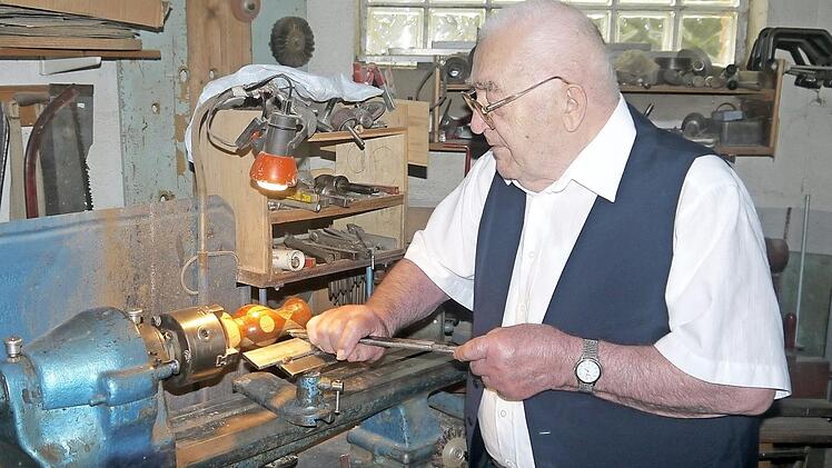 Jubilar Alfred Fehn in der Werkstatt beim Drechseln Foto: Hubert Martin