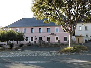 Der ehemalige Gasthof "Weißes Lamm" gegenüber der Basilika Marienweiher steht leer und verfällt. Sigrid Daum hat ein Konzept entwickelt, wie das Anwesen und die weiteren dahinter liegenden Gebäude für die Ortsbewohner wie auch für die Wallfahrer genutzt werden könnte. Klaus Klaschka