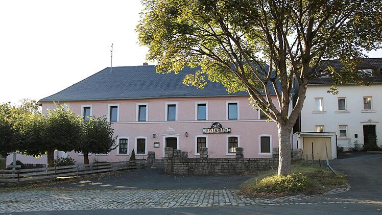 Der ehemalige Gasthof "Weißes Lamm" gegenüber der Basilika Marienweiher steht leer und verfällt. Sigrid Daum hat ein Konzept entwickelt, wie das Anwesen und die weiteren dahinter liegenden Gebäude für die Ortsbewohner wie auch für die Wallfahrer genutzt werden könnte. Klaus Klaschka