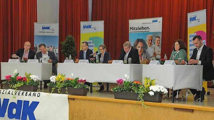die Podiumsteilnehmer der unterschiedlichen Parteien  Foto: Karl Heinz Wirth