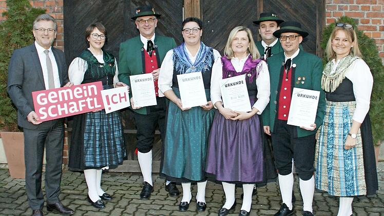 Ehrungen für langjährige aktive Mitarbeit im Ausschuss der Neukenrother Zecher durfte auch Bürgermeister Rainer Detsch "gemeinschaftlich" begleiten (v.l.): Bgm. Rainer Detsch, Sabine Scherbel, Joachim Beez, Dunja Bischoff, Rita Köhn, Zweiter Vorsitzender Holger Bogdanski und Vorsitzende Bettina Rubel Foto: privat