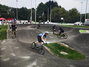 Probefahrt im großen Pumptrack in der neuen Rollsportanlage in Bischofsheim. Foto: Marion Eckert