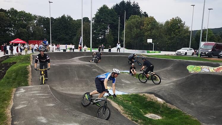 Probefahrt im großen Pumptrack in der neuen Rollsportanlage in Bischofsheim. Foto: Marion Eckert