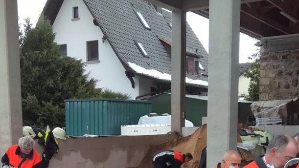 Mit  Hilfe der Ortsteilwehren Volkers und Römershag wurden zusätzliche 450 Sandsäcke gefüllt.