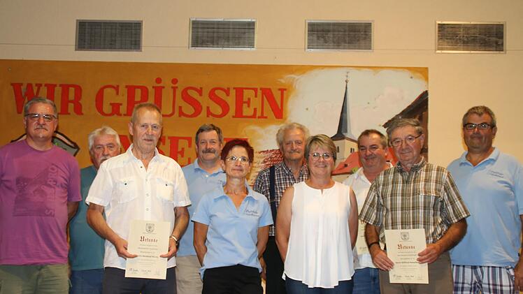 Für 40-jährige Mitgliedschaft geehrt: (von links) Edgar Bischoff, Elmar Schmidt, Reinhold Moritz, Joachim Kaiser, Barbara Halbig, Adolf Keller,                       Ines Neder, Jürgen Landsteiner, Wilfried Hesselbach und Joachim Hesselbach.