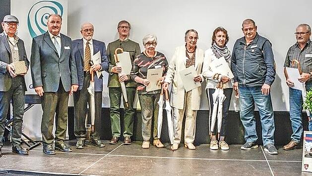 Der stellvertretende Vorsitzende Dieter Bornkessel (l.) und der Vorsitzende Alfred Will (2. v. l.) freuen sich mit den Geehrten Peter Krauseneck, Ulrich Borowski, Rosemarie Roth, Monika Konrad, Gabriele und Josef Zenk, Robert Geu&szlig; (v. l.).