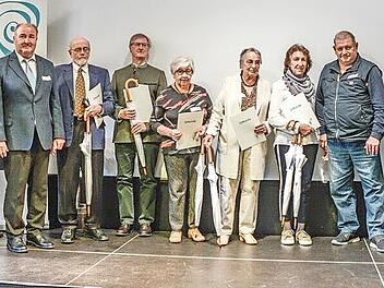 Der stellvertretende Vorsitzende Dieter Bornkessel (l.) und der Vorsitzende Alfred Will (2. v. l.) freuen sich mit den Geehrten Peter Krauseneck, Ulrich Borowski, Rosemarie Roth, Monika Konrad, Gabriele und Josef Zenk, Robert Geuß (v. l.).
