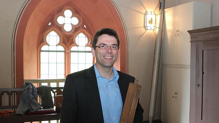 Kantor Markus Heunisch spielt normalerweise auf der großen Orgel.