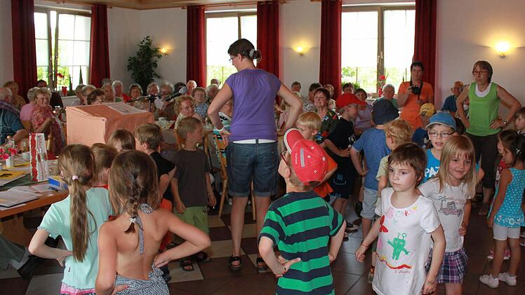 Die Kindergartenkinder bei ihrer Tanzvorstellung. Foto: Becht