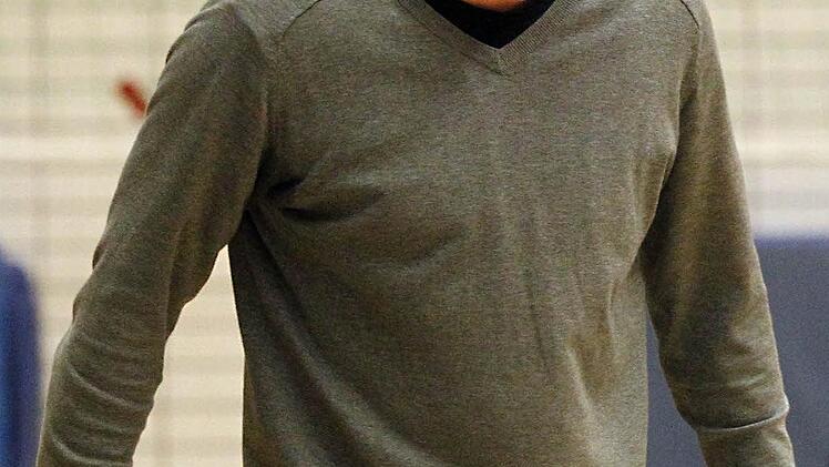 Der anstelle des gesperrten Ulf Schabacker als Headcoach fungierende Tobias Hassfurter gibt lautstark Anweisungen.