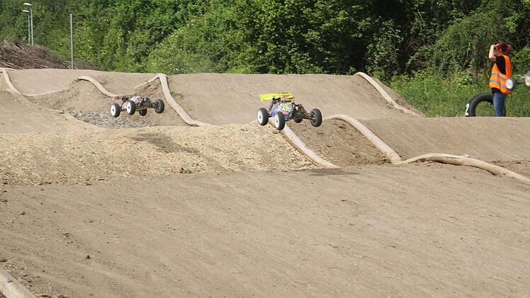 Fliegende Autos waren beim Rennen keine Seltenheit