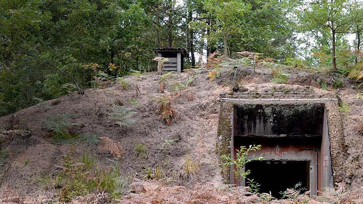 Einers von 65 Munitionshäusern aus dem Zweiten Weltkrieg. Sie sind von oben kaum zu erkennen. Foto: Ronald Rinklef