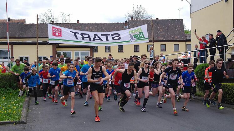 Zweite Bürgermeisterin Ute Becker gibt den Startschuss für die Läufer auf der 4,3-km-Strecke.