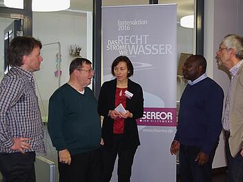 Bischof Santin (zweiter von links) und Pater Roberto Turyamureeba (zweiter von rechts) im Gespräch mit den beiden Religionslehrern Martin Förtsch (links) und Alfred Zwosta (rechts). Foto: Heike Schülein