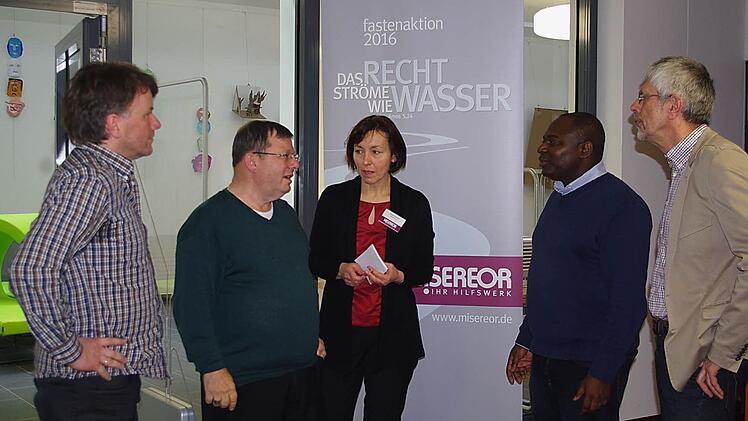 Bischof Santin (zweiter von links) und Pater Roberto Turyamureeba (zweiter von rechts) im Gespräch mit den beiden Religionslehrern Martin Förtsch (links) und Alfred Zwosta (rechts). Foto: Heike Schülein