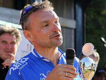 Der Vorsitzende des ASC Kronach, Dieter Fiedler, konnte sich über den neuen Gesamtrekord über die meist gefahrenen Kilometer freuen.  Foto: Michael Wunder