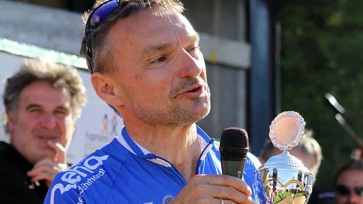 Der Vorsitzende des ASC Kronach, Dieter Fiedler, konnte sich über den neuen Gesamtrekord über die meist gefahrenen Kilometer freuen.  Foto: Michael Wunder