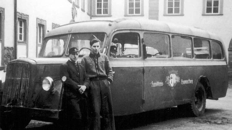 Der erste KOB-Bus im Schlosshof, im Jahre 1946.  Repro: Karlheinz Franz