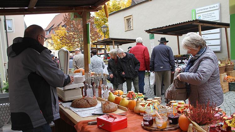 Groß war auch das Interesse an der umfangreichen Apfelausstellung des Pomologen Ewald Truckenbrodt aus Untersiemau.