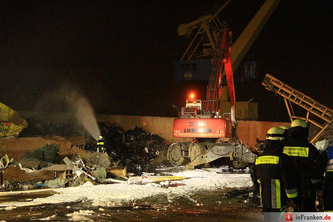 Großbrand im Nürnberger Hafengebiet - Anwohner sollten Fenster und Türen geschlossen halten